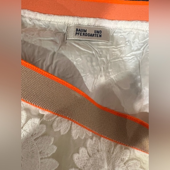 Baum und Pferdgarten Embroidered white midi skirt| Size 8 - Picture 6 of 6